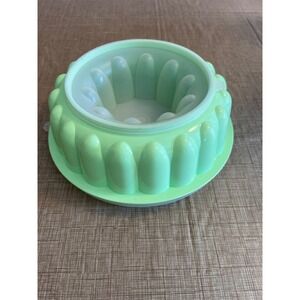 VTG Tupperware Jello Mold Ring Round Dessert Mold Green Plastic With Lid
